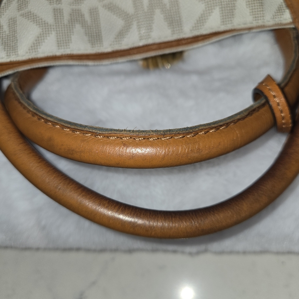 Michael Kors Hamilton Signature Crean And Tan Tote with Dustbag -… - Picture 14 of 14